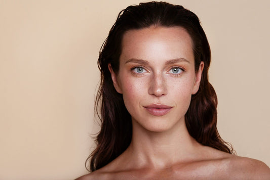 Model met een natuurlijke, egale teint dankzij minerale make-up van Mineral Muse