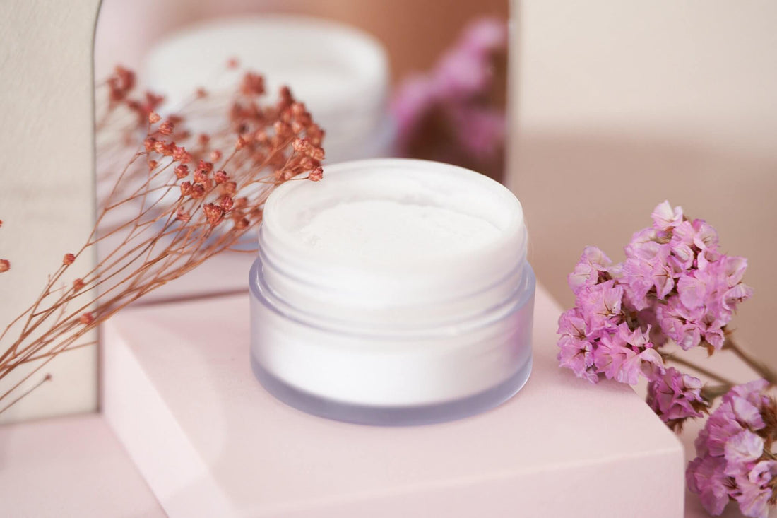 Setting powder aanbrengen om make-up te fixeren