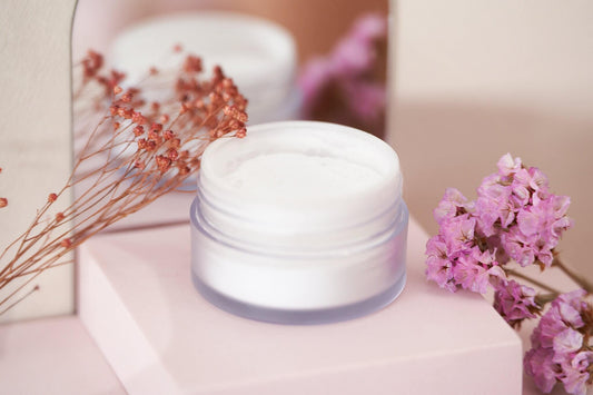 Setting powder aanbrengen om make-up te fixeren