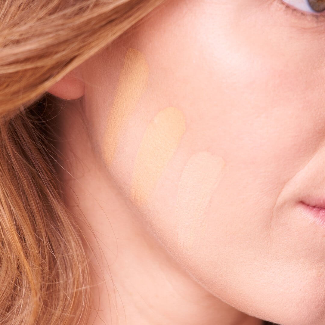 De juiste foundationtint testen in daglicht